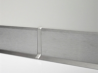 Pulire i battiscopa in alluminio e acciaio: come fare